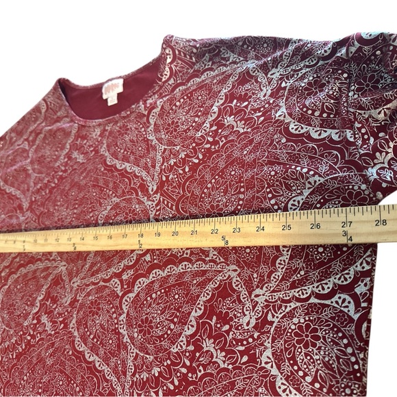 Lularoe Short Sleeve Top Size Large Burgundy Silver Paisley Print Metallic Sheen - Picture 8 of 10